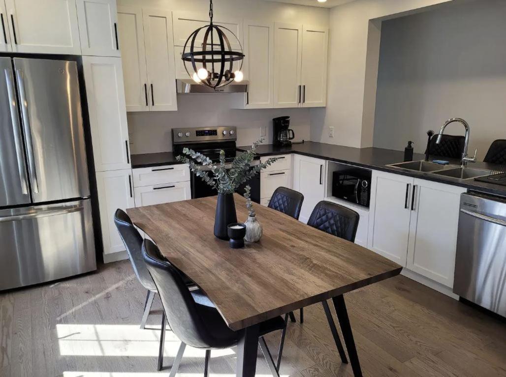 Free Parking, Beautiful 4 1/2- 2 Bedroom Apartment Монреал Екстериор снимка