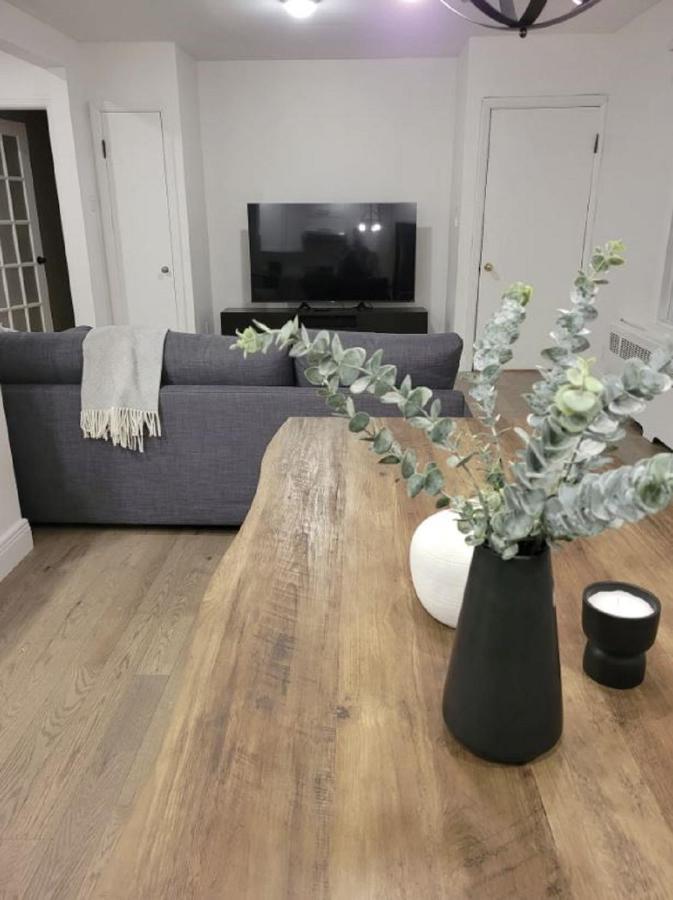 Free Parking, Beautiful 4 1/2- 2 Bedroom Apartment Монреал Екстериор снимка