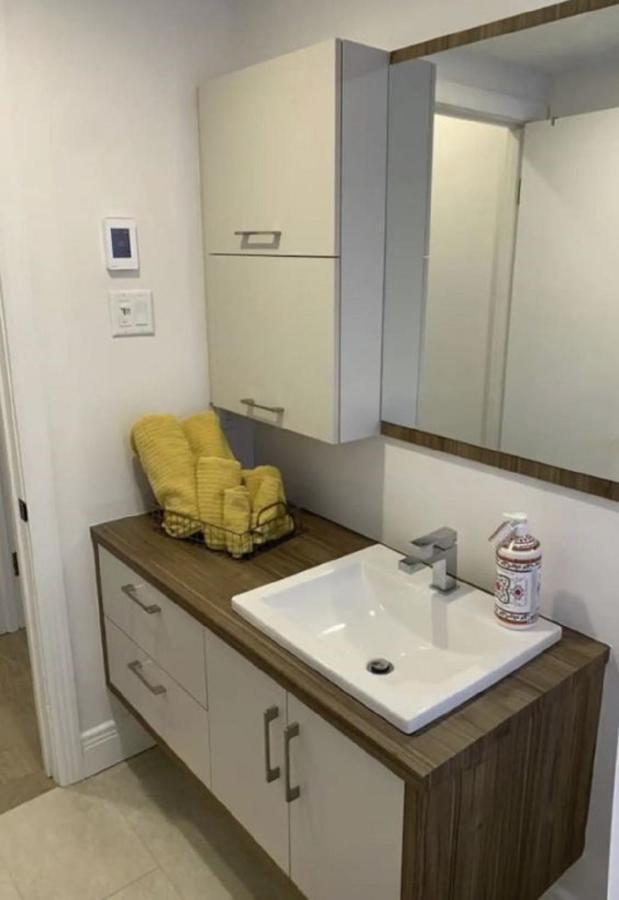Free Parking, Beautiful 4 1/2- 2 Bedroom Apartment Монреал Екстериор снимка