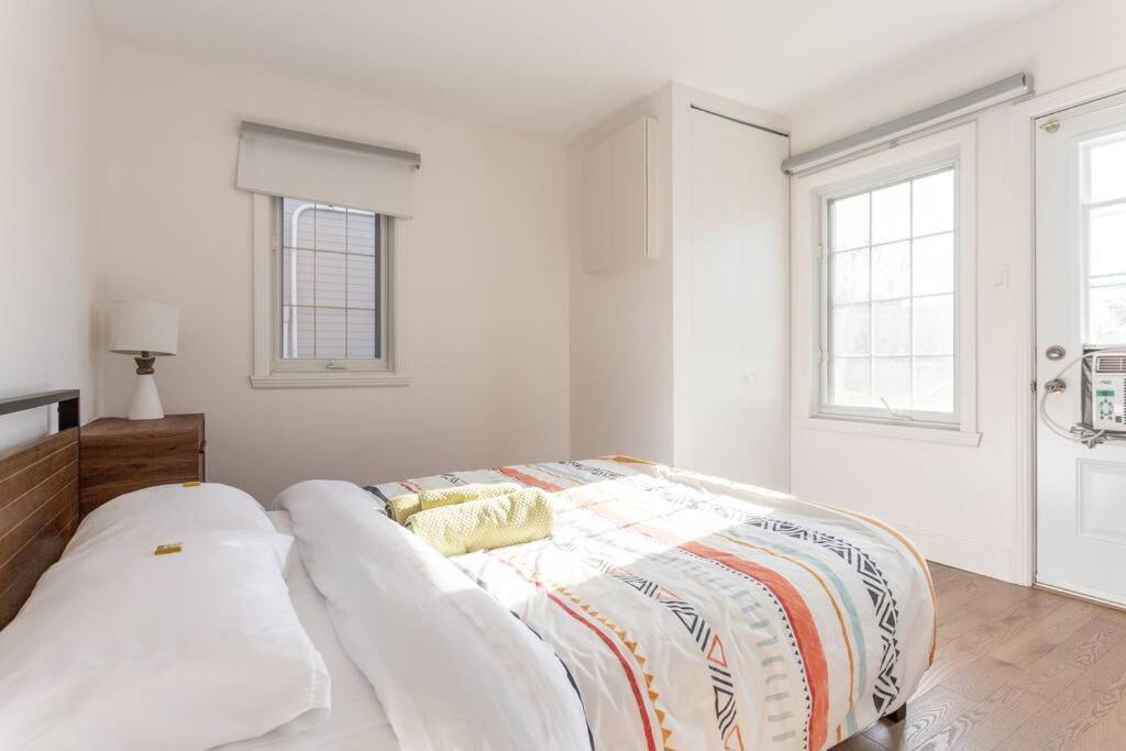 Free Parking, Beautiful 4 1/2- 2 Bedroom Apartment Монреал Екстериор снимка