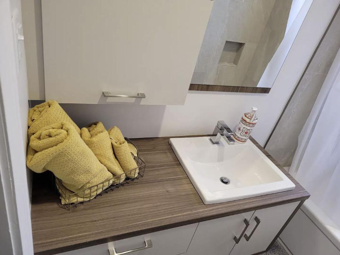 Free Parking, Beautiful 4 1/2- 2 Bedroom Apartment Монреал Екстериор снимка
