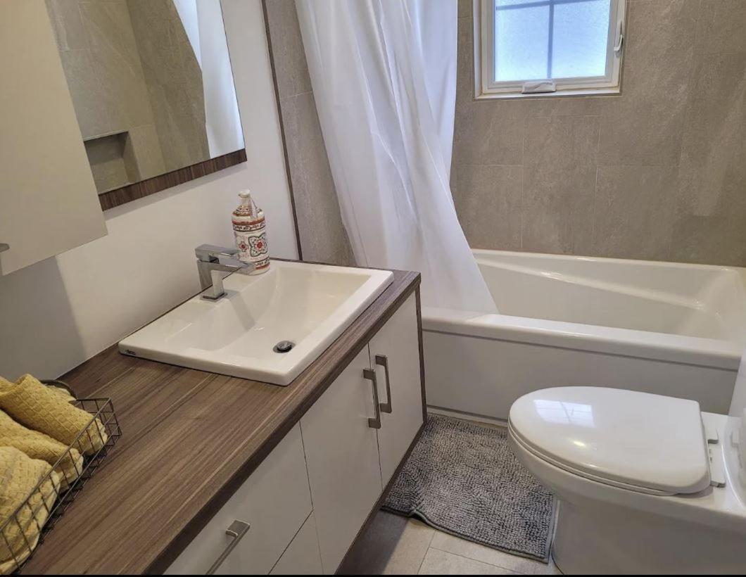 Free Parking, Beautiful 4 1/2- 2 Bedroom Apartment Монреал Екстериор снимка